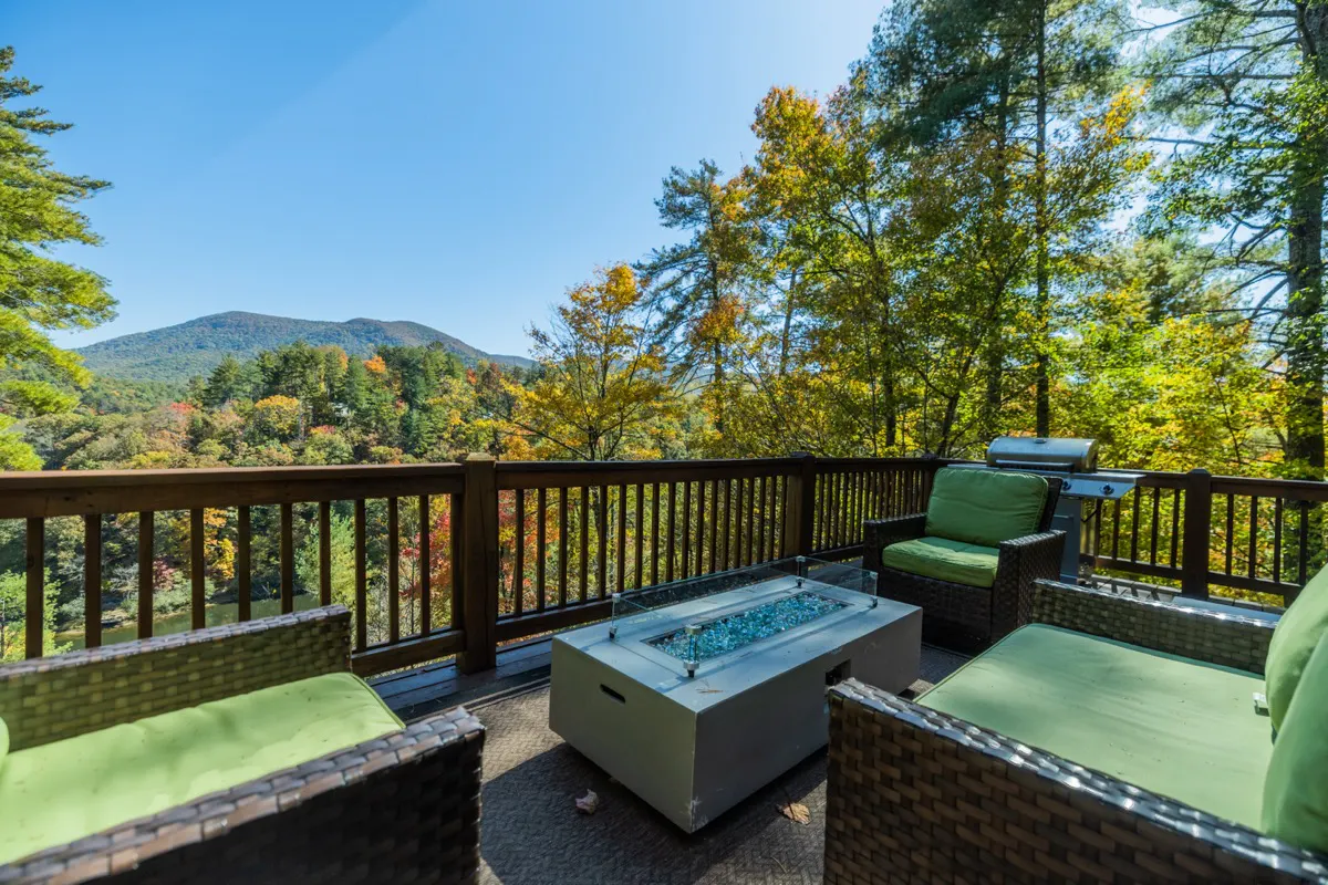 Amazing mountain and lake views year round