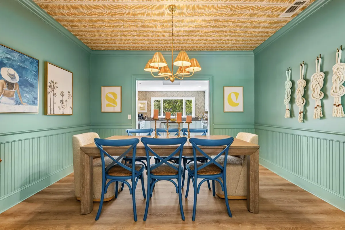 Gather and dine in style - 8 at the table, 7 at the 2 bar seating areas