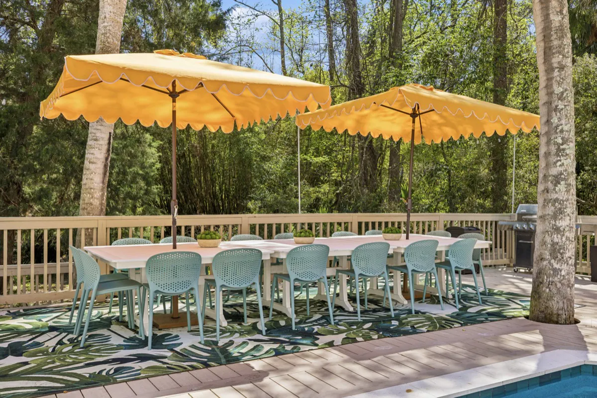 Alfresco dining for the whole crew - seating for 16